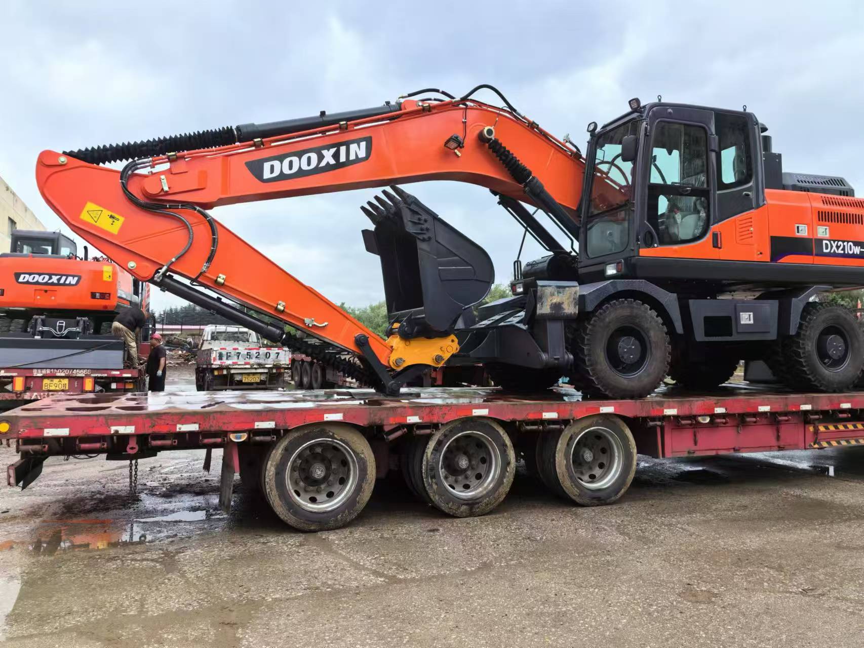DX210 wheeled excavator is exported in batches to Africa DX210 wheeled excavator is exported in batches to Africa